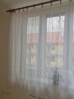 Záclona / garnyž / okno