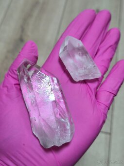 kristaly druzy mineraly