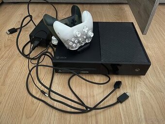 Xbox One (model 1540) + 2 ovladače + stojan + HDMI