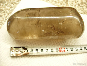 Krásná velká Záhněda jako světelný hladký krystal