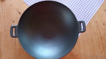 Litinovy wok s poklici Al a prkenko masiv