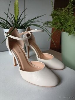 Boty na podpatku, Anna Field