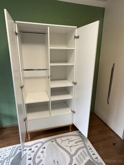 Krásná dětská zánovní skříň a komoda