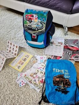 Školní aktovka a všechno co je na fotce