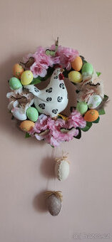 velikonoční věnec se slepičkou