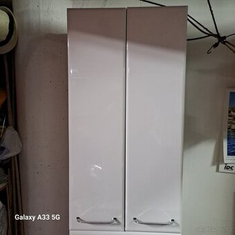 Koupelnová skříň závěsná - 190 cm