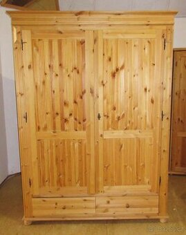 Šatní skříň z borovice - celomasiv - Výborný stav