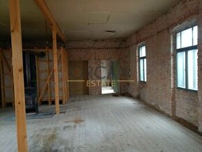 Řadový RD, podlahová plocha 342 m2, k rekonstrukci, pozemek 
