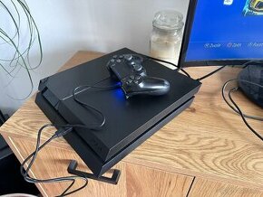 Playstation 4 + ovladač + hry