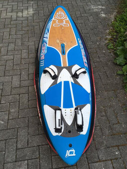 Plovák na windsurfing