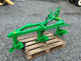 Tříradličný pluh troják za traktor