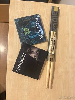 2 CD Protheus – Závislosti & Nepřestávej snít + paličky