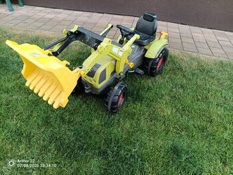 Šlapací velký traktor, předním nakladačem