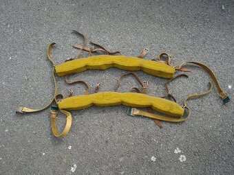 Starý filcový střešní nosič na lyže, retro pro veterány.