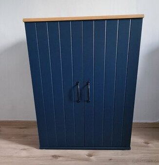 Moderní dvoukřídlá skříňka IKEA Skruvby