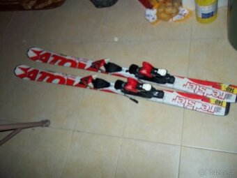 Juniorské carvingové lyže Atomic Redster  140 cm bílé