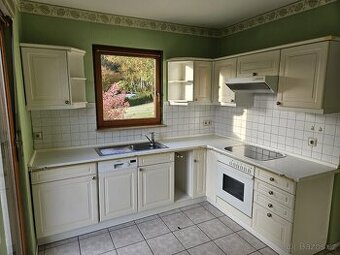 Moderní kuchyňská linka se spotřebiči