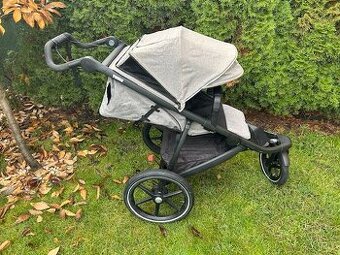 Thule Urban Glide 2 s novorozeneckou korbičkou a madlem