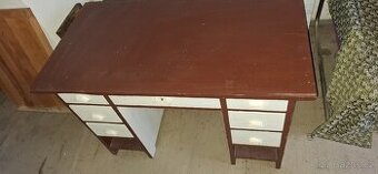 Stůl 100 let starý