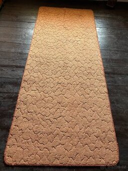 Červený koberec s krátkým vlasem