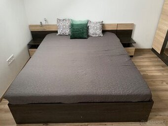 Manželská postel s nočními stolky
