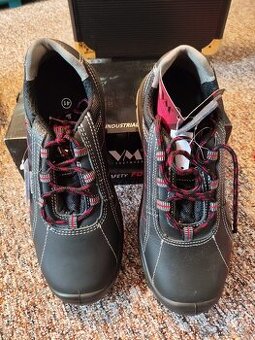 Nové pracovní boty s vyztuženou špičkou, vel. 41