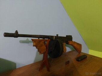 Replika samopalu Thompson  M1 1928