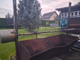 Gril na sele, kýtu, kuřata.