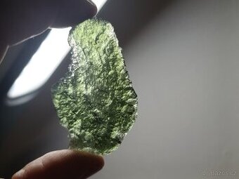 Krásný velký Vltavín z Chlumu, těžký14,36 gramu, ve stojánku