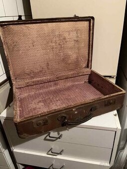 Starý papírový kufr