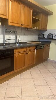 Dřevěnná kuchyňská linka