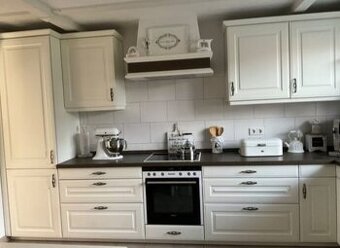 Bílá venkovská kuchyně se spotřebiči,6164