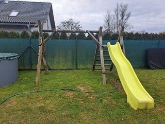 Zahradi skluzavka s houpačkami