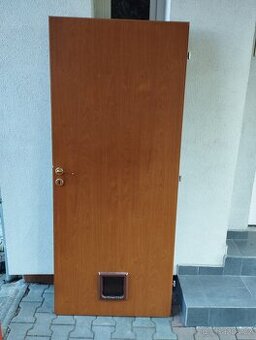 Interiérové dveře třešeň se zlatým kováním a průlezem