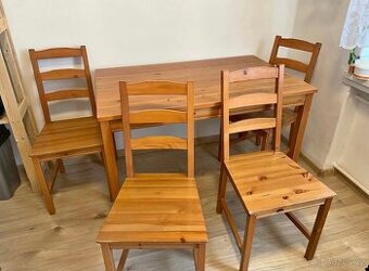 Jídelní stůl + 4 židle