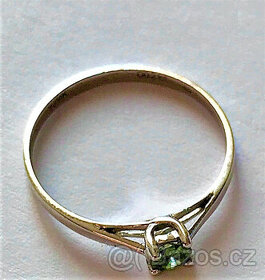 Zlatý prsten se zeleným diamantem