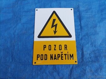 Smaltovaná cedulka "Pozor pod napětím"