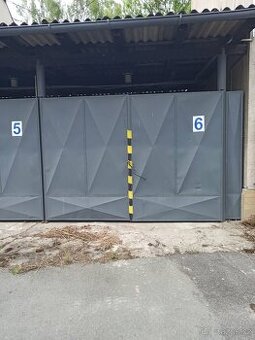 2x plechová vrata šířka 3,83m, výška 3,63m