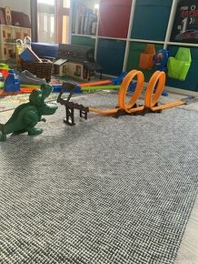 Autodráha s dinosaurem
