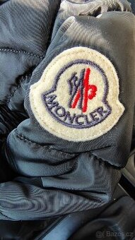 Bunda prošívaná Moncler.