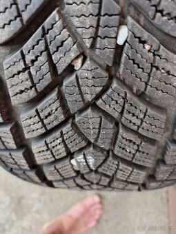 225/55 r18 zánovní zimní 8 mm 2023