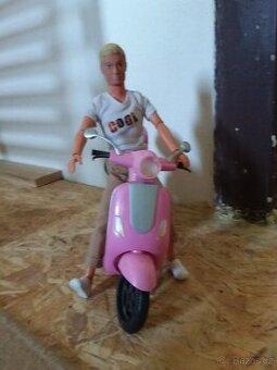 Ken a skútr