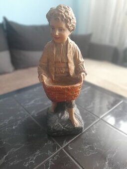 Keramická socha chlapce..