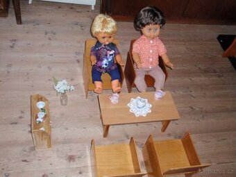 Dřevěný nábytek i s panenkama a s doplňky