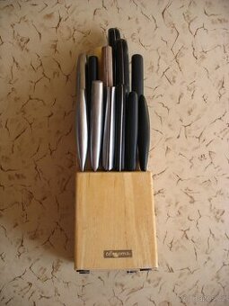 Kuch. nože (13 ks+nůžky) na dřev. podstavci TESCOMA a jiné.