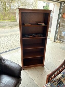 Otevřená skříň z masivu s poličkami