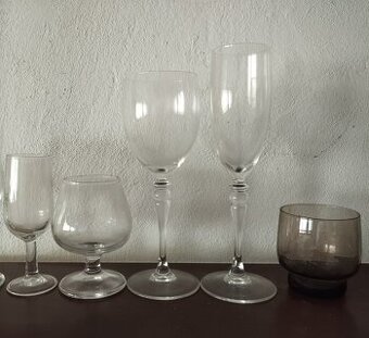 Sklenice na víno a alkohol. Tác. Hrnky. Váza. Miska. A další