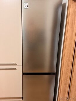 Lednice s mrazákem LG