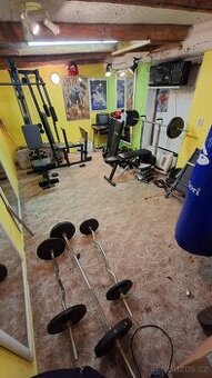 KOMPLETNÍ VYBAVENÁ POSILOVNA / GARAGE GYM – 400+ KG ZÁVAŽÍ