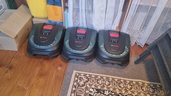3 Robotické sekačky Bosch Indego M700 1x a M500 2x
